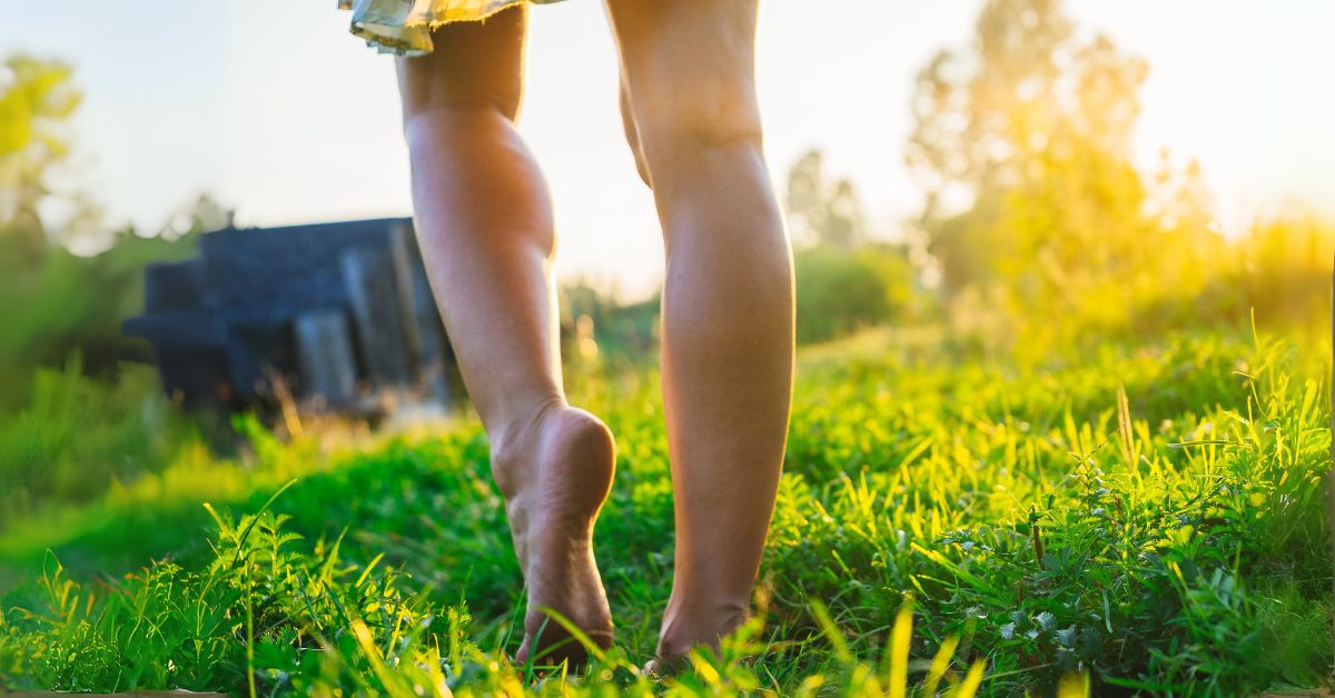 przygotowanie do sesji regresingu spacer po trawie